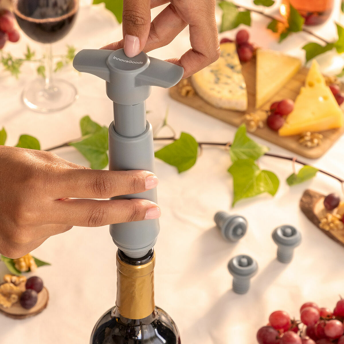 Vacuum Pump and Wine Stoppers Winuum InnovaGoods (4 caps) – Produktbild 1