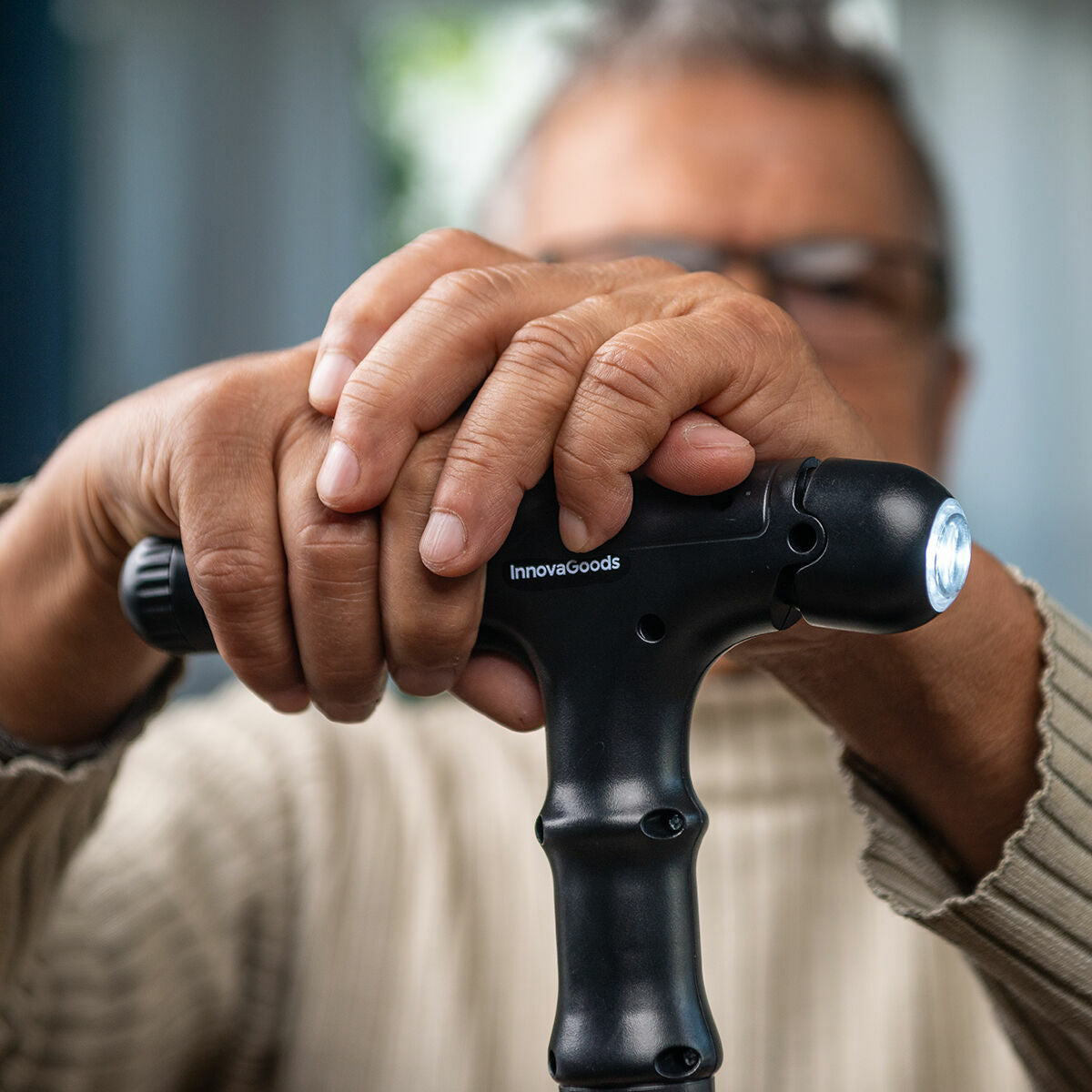 Extendable Walking Stick mit LED, Alarm & Grabber Hannde InnovaGoods – Produktansicht 2