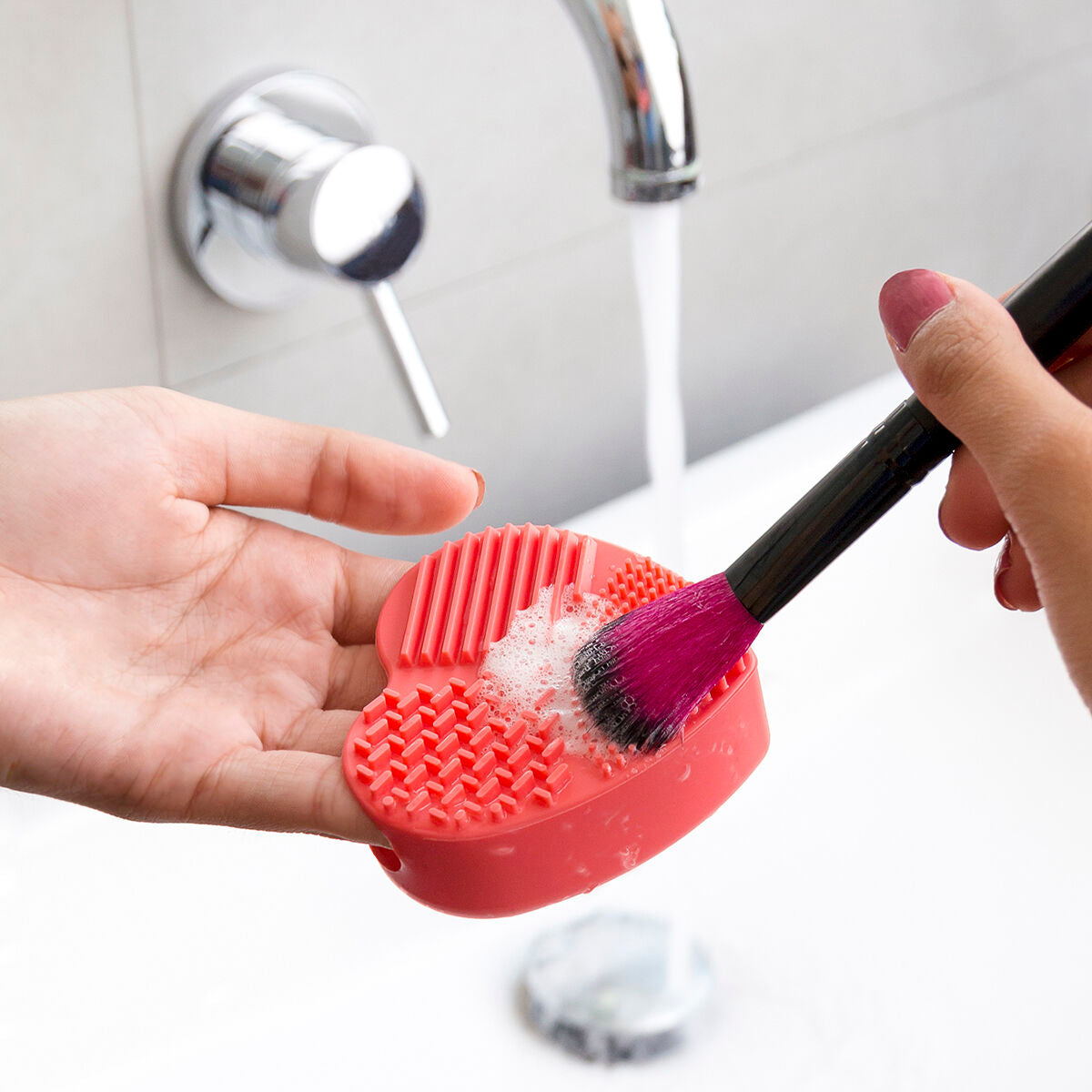 InnovaGoods Make-up-Pinsel Reiniger Heart – Produktansicht 1