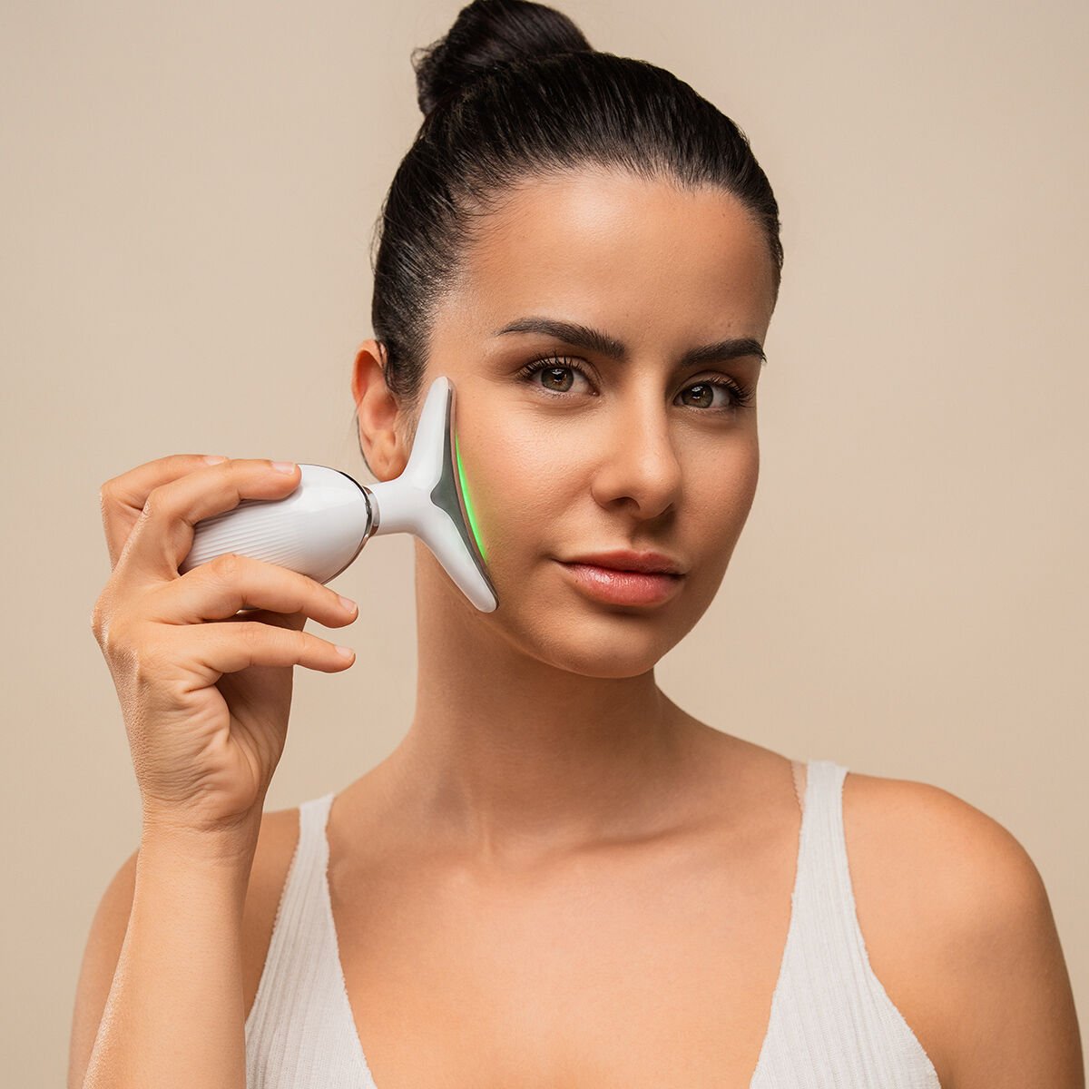 Elektrisches Gesichtsmassagegerät für Gesicht und Nacken mit LED, EMS und Wärme Selora InnovaGoods – Produktbild 1